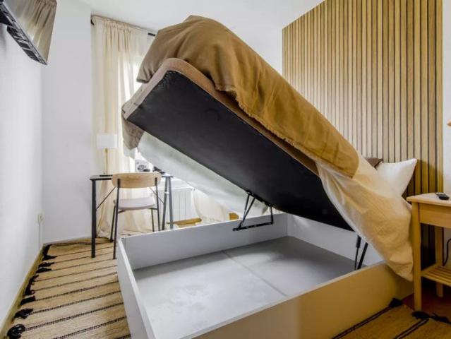 Rooms for rent in 5 bedroom apartment in Atocha