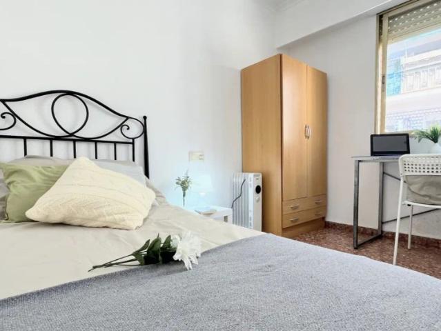 Rooms for rent in 5 bedroom apartment in Burjassot
