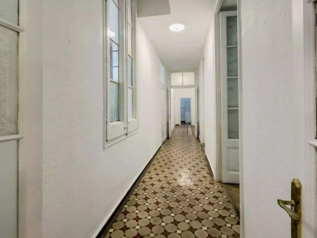 Rooms for rent in 5 bedroom apartment in Ciutat Vella