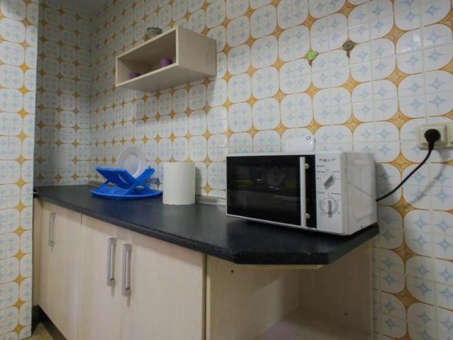 Rooms for rent in 5 bedroom apartment in Ciutat Jardi