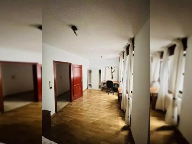 Rooms for rent in 5 bedroom apartment in Granada