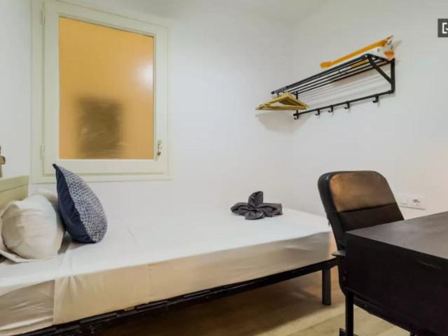 Rooms for rent in 5 bedroom apartment in Gràcia