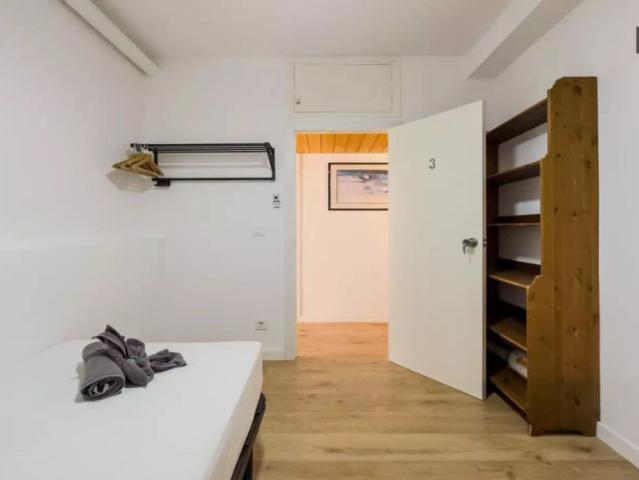 Rooms for rent in 5 bedroom apartment in Gràcia