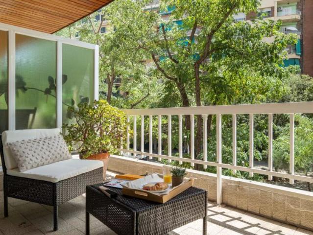 Rooms for rent in 5 bedroom apartment in L'Eixample
