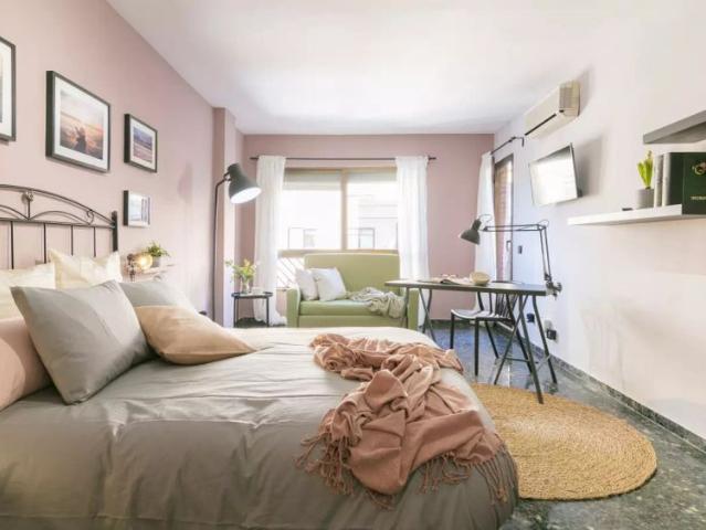 Rooms for rent in 5 bedroom apartment in L'Eixample