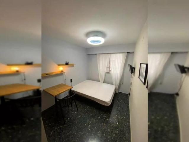 Rooms for rent in 5 bedroom apartment in L'Eixample