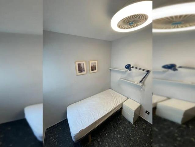 Rooms for rent in 5 bedroom apartment in L'Eixample