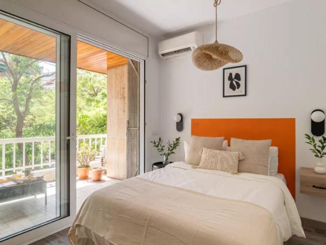 Rooms for rent in 5 bedroom apartment in L'Eixample