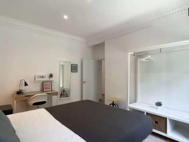 Rooms for rent in 5 bedroom apartment in L'Esquerra De L'Eixample