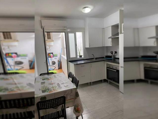 Rooms for rent in 5 bedroom apartment in Rascanya, Valencia