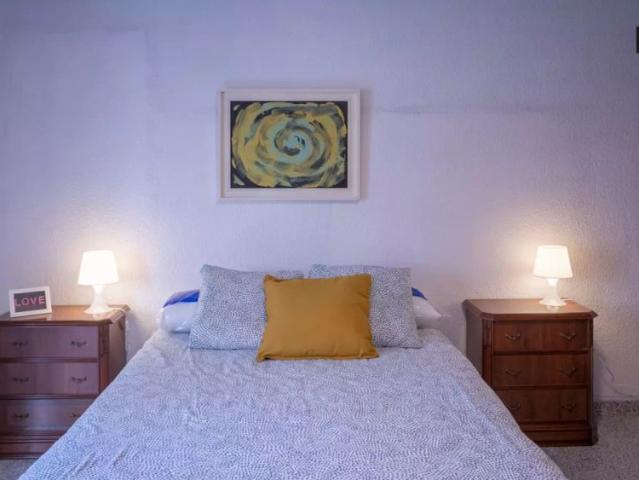 Rooms for rent in 5 bedroom apartment in Torrefiel