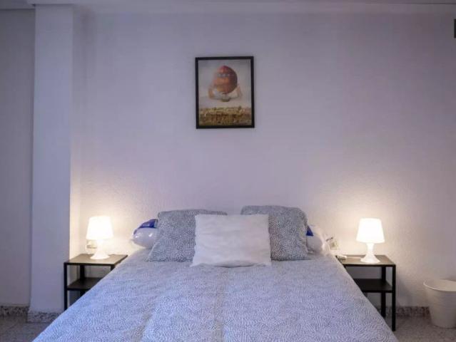 Rooms for rent in 5 bedroom apartment in Torrefiel