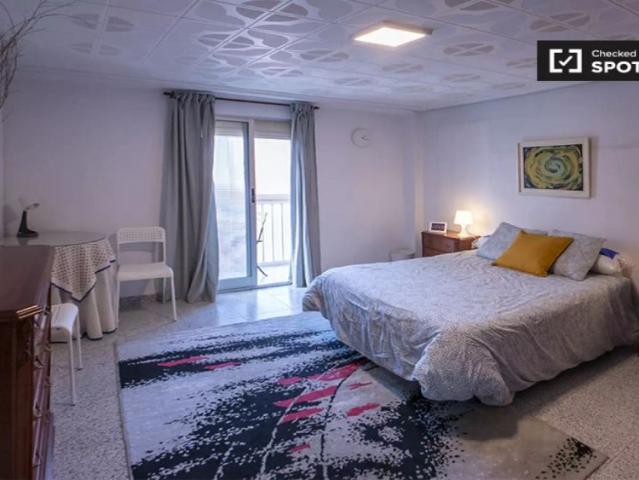 Rooms for rent in 5 bedroom apartment in Torrefiel