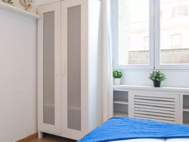 Rooms for rent in 6 bedroom apartment in Madrid