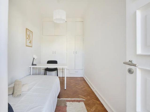 Rooms for rent in 6 bedroom apartment in Areeiro