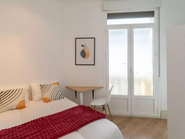 Rooms for rent in 6 bedroom apartment in Chamberí