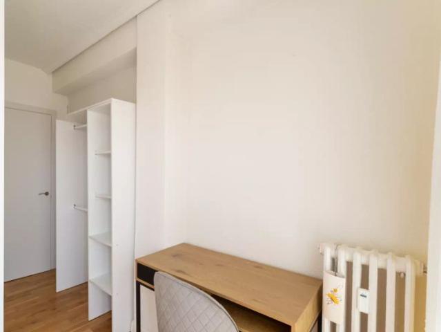 Rooms for rent in 6 bedroom apartment in Chamberí