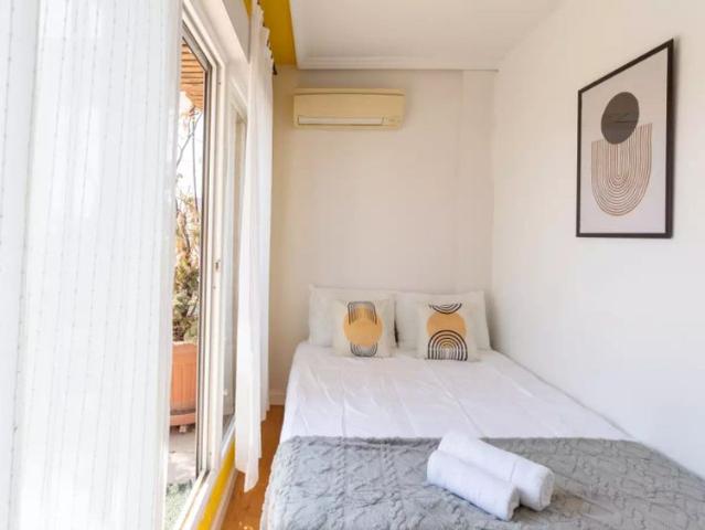 Rooms for rent in 6 bedroom apartment in Chamberí