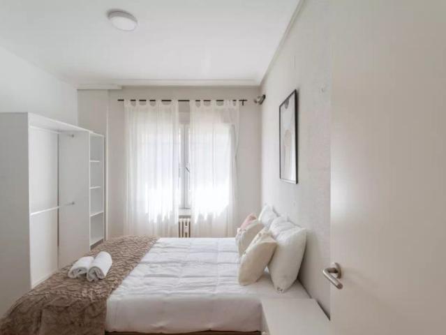 Rooms for rent in 6 bedroom apartment in Chamberí