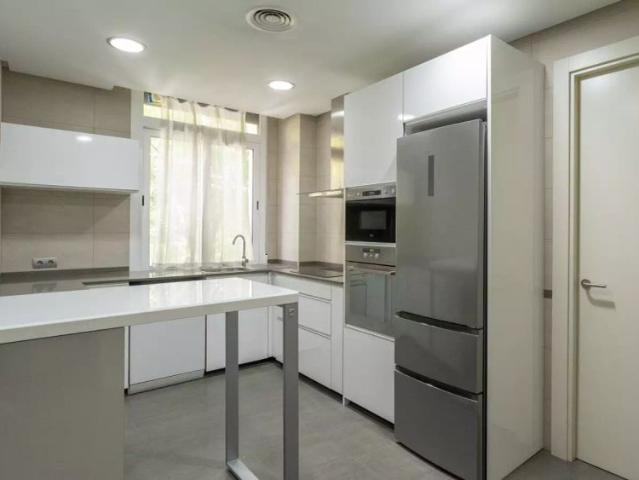 Rooms for rent in 6 bedroom apartment in Chamberí