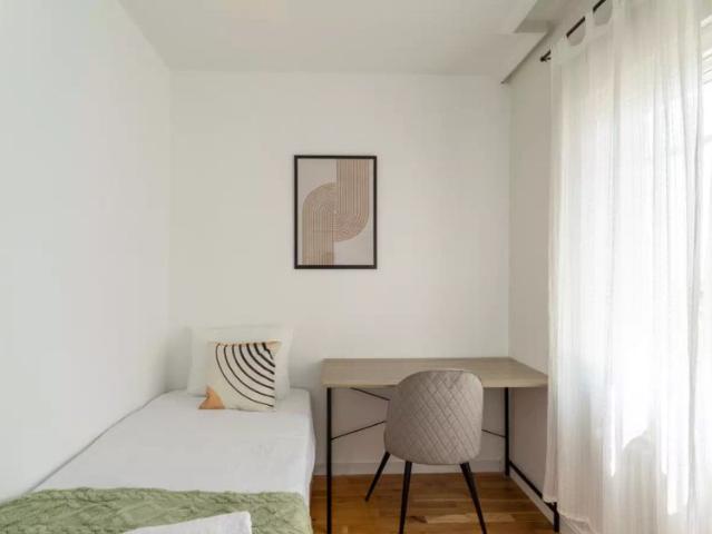 Rooms for rent in 6 bedroom apartment in Chamberí