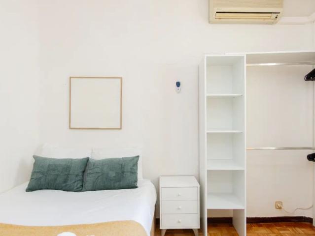 Rooms for rent in 6 bedroom apartment in Chamberí