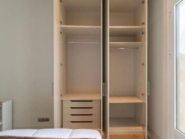 Rooms for rent in 6 bedroom apartment in Chamberí