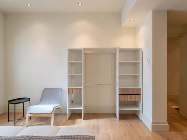 Rooms for rent in 6 bedroom apartment in Chamberí