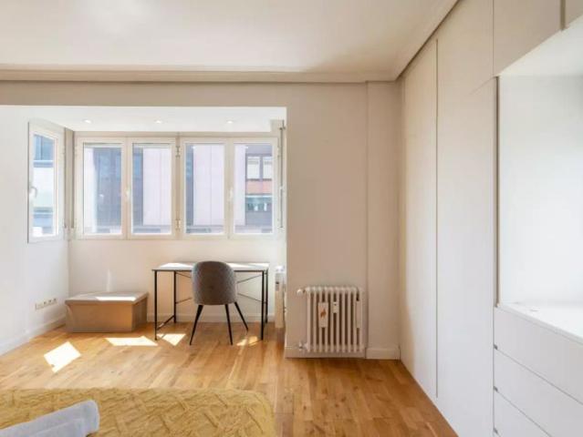 Rooms for rent in 6 bedroom apartment in Chamberí
