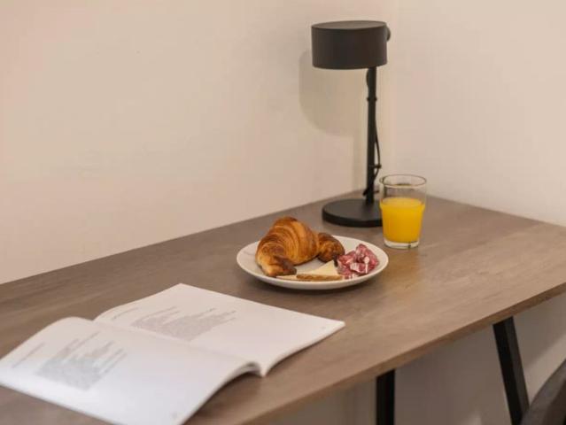 Rooms for rent in 6 bedroom apartment in Ciutat Vella