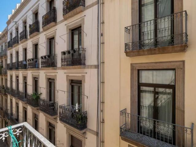 Rooms for rent in 6 bedroom apartment in Ciutat Vella