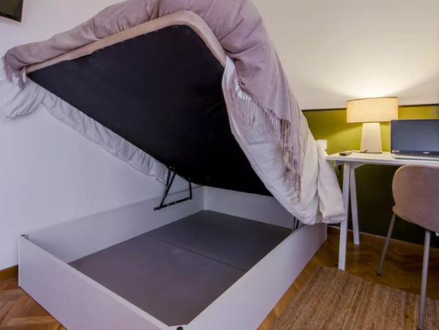 Rooms for rent in 6 bedroom apartment in Estrella