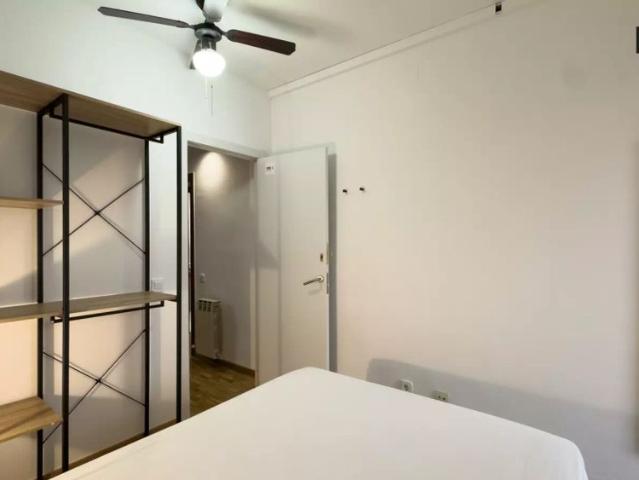 Rooms for rent in 6 bedroom apartment in Les Corts