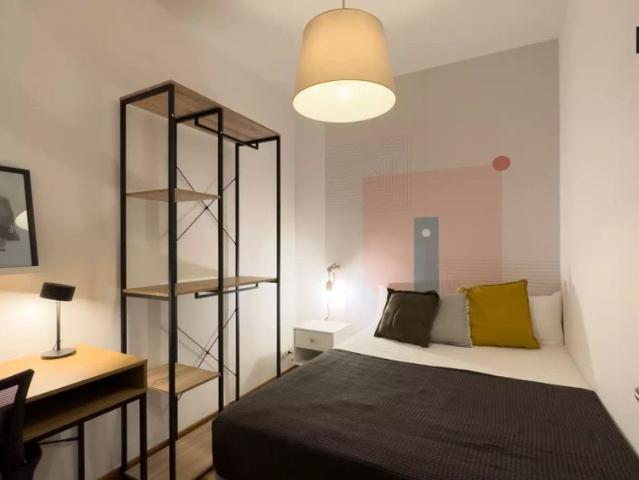 Rooms for rent in 6 bedroom apartment in Les Corts