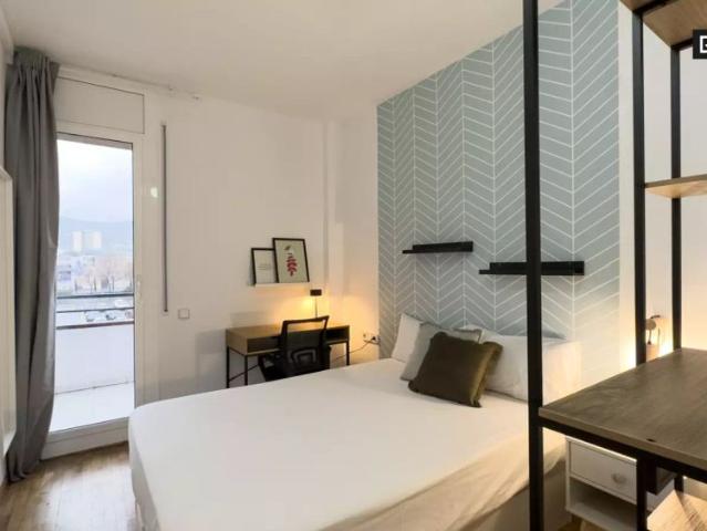 Rooms for rent in 6 bedroom apartment in Les Corts