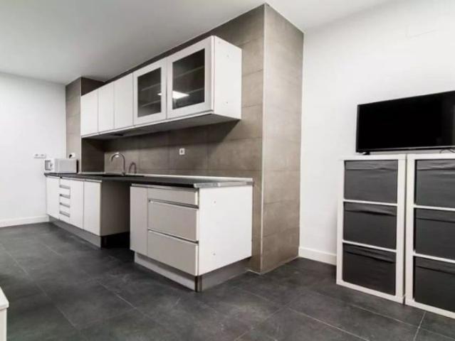 Rooms for rent in 6 bedroom apartment in Pacífico, Madrid