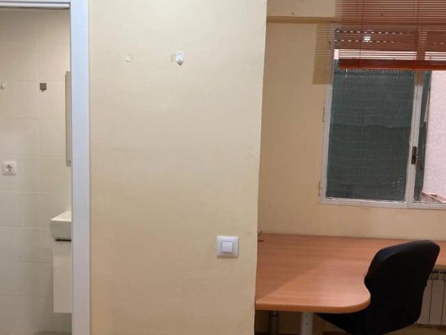 Rooms for rent in 6 bedroom apartment in Valdezarza