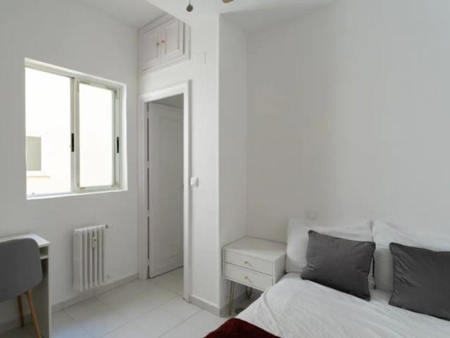 Rooms for rent in 7 bedroom apartment in Malasaña