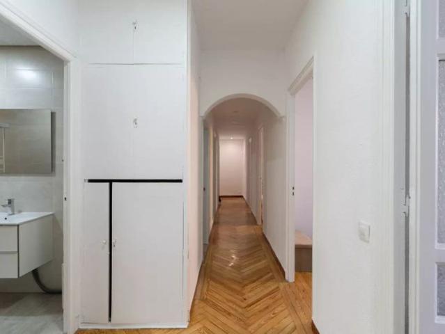 Rooms for rent in 7 bedroom apartment in Chamberí