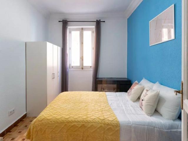 Rooms for rent in 7 bedroom apartment in Chamberí