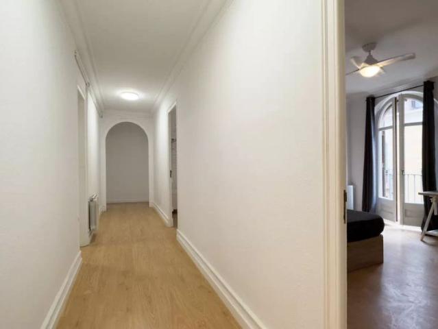 Rooms for rent in 7 bedroom apartment in Ciutat Vella