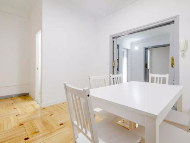 Rooms for rent in 7 bedroom apartment in Goya