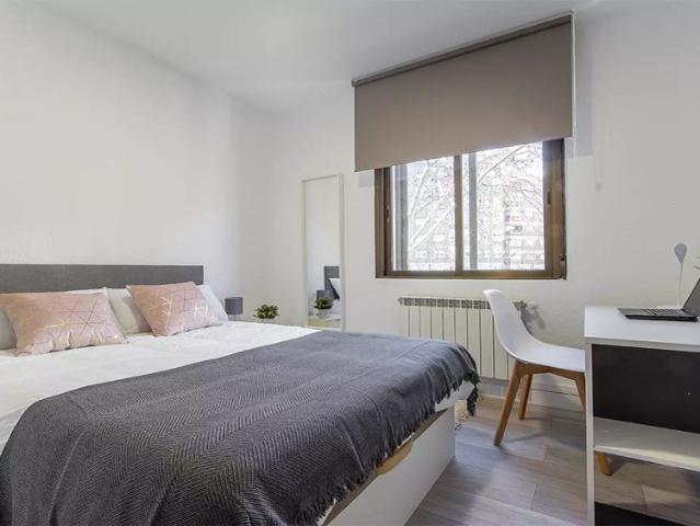 Rooms for rent in 7 bedroom apartment in La Guindalera