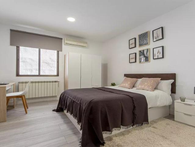 Rooms for rent in 7 bedroom apartment in La Guindalera