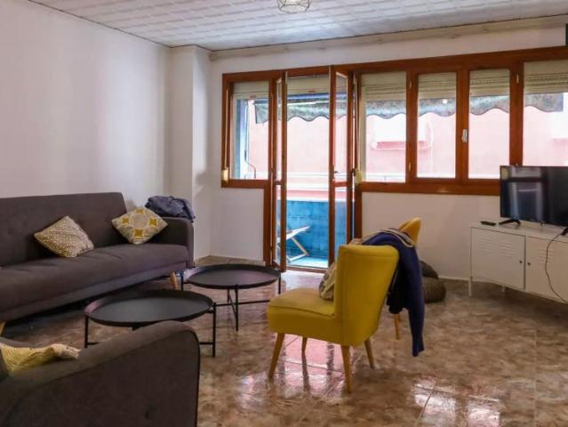 Rooms for rent in 7 bedroom apartment in Valencia