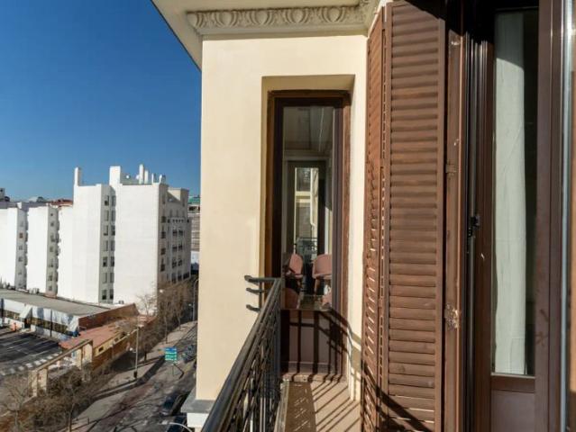 Rooms for rent in 8 bedroom apartment in Chamberí