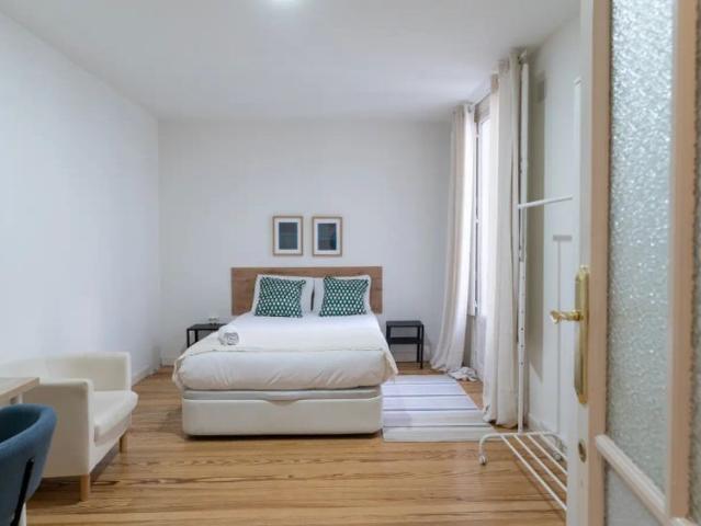 Rooms for rent in 8 bedroom apartment in Chamberí