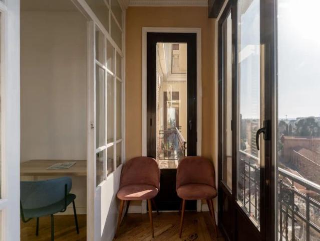 Rooms for rent in 8 bedroom apartment in Chamberí