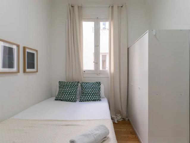 Rooms for rent in 8 bedroom apartment in Chamberí