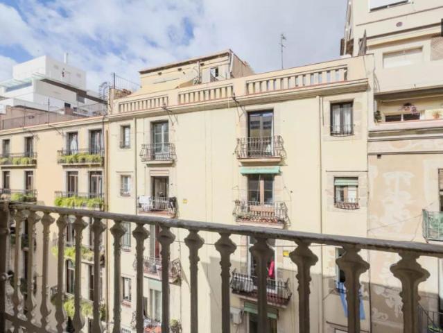 Rooms for rent in 8 bedroom apartment in El Raval